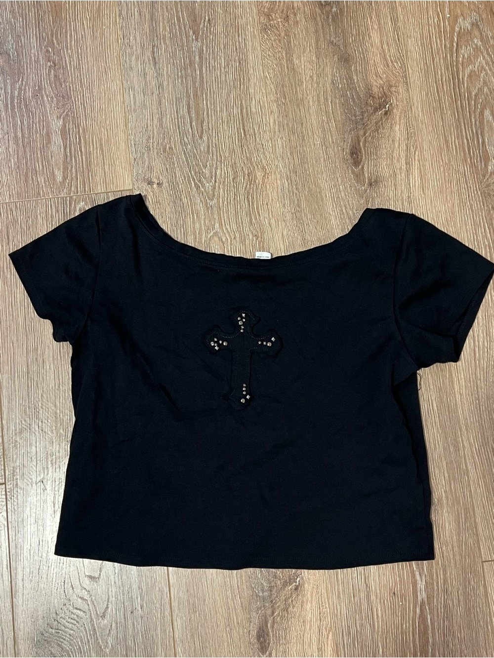 urban heritage cross symbol off shoulder black crop top